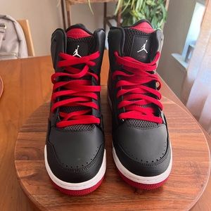 Jordan SC-3 Youth Boys Size 7, Red & Black